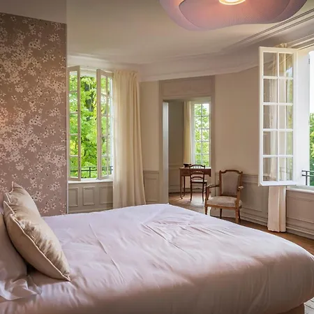 Le Chateau De Bed & Breakfast