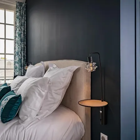 Le Chateau De Bed & Breakfast